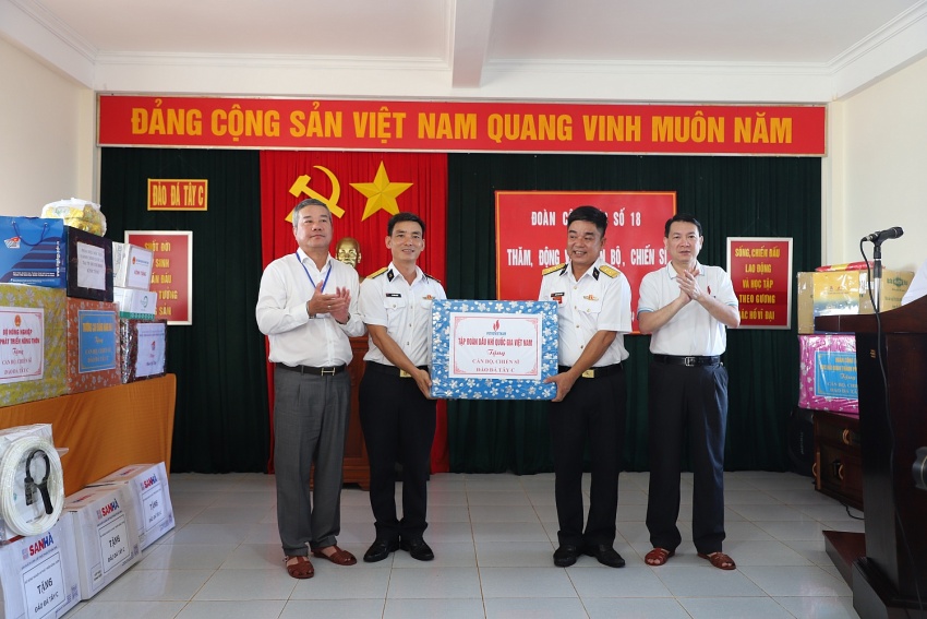 Tập đoàn Dầu khí Việt Nam thăm, động viên cán bộ chiến sĩ, người dân tại huyện đảo Trường Sa và Nhà giàn DK1/9 – Ba Kè